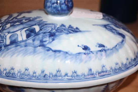 A Chinese blue and white tureen and cover and a similar dish, Qianlong tureen height 19cm